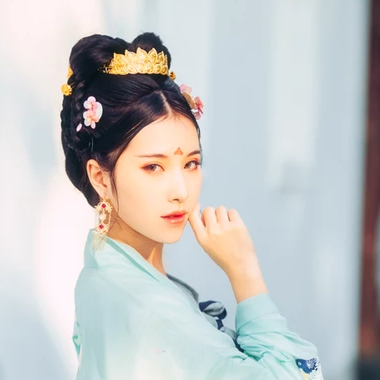 淡青色帶傘女生頭像，唯美古風真人頭像