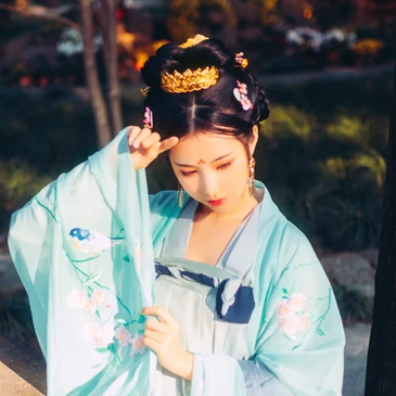 淡青色帶傘女生頭像，唯美古風真人頭像