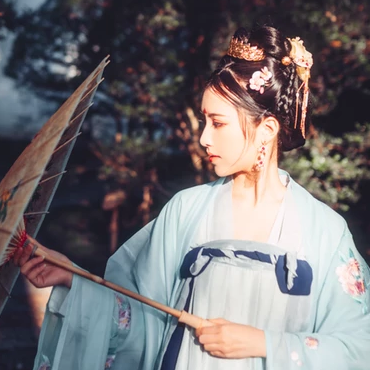 淡青色帶傘女生頭像，唯美古風真人頭像