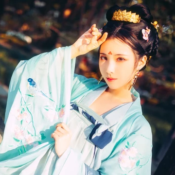 淡青色帶傘女生頭像，唯美古風真人頭像