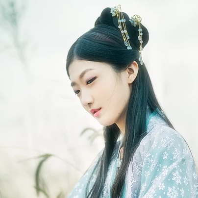 淡藍(lán)色文藝女生頭像，唯美古風(fēng)真人頭像