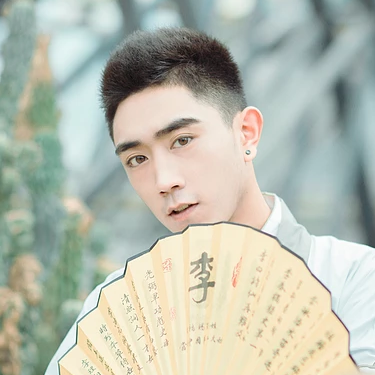 文藝男生帶折扇頭像，唯美古風(fēng)真人頭像