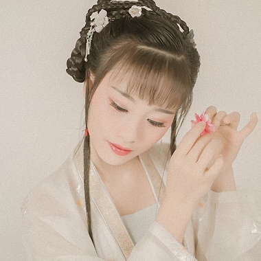 粉色落花拿書女生頭像，唯美古風(fēng)真人頭像