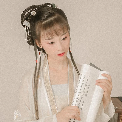 粉色落花拿書女生頭像，唯美古風(fēng)真人頭像