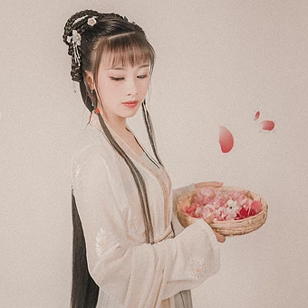 粉色落花拿書女生頭像，唯美古風(fēng)真人頭像