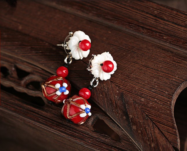 福連文苑貝殼花朵紅琉璃耳釘復古風耳環(huán)