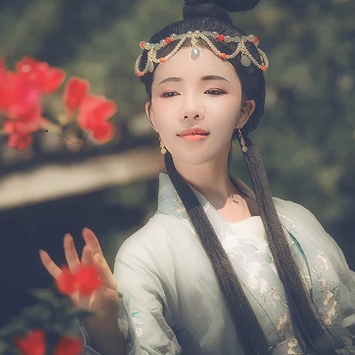 淡雅少女帶團(tuán)扇頭像，唯美古風(fēng)真人頭像