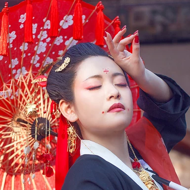 嬌艷紅色帶傘女生頭像，唯美古風(fēng)真人頭像