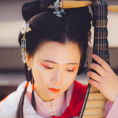 紅色披風帶琵琶文藝頭像，唯美古風真人頭像