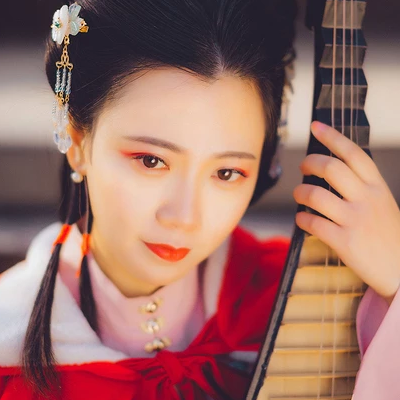 紅色披風帶琵琶文藝頭像，唯美古風真人頭像