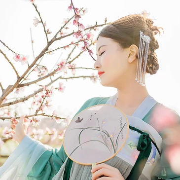 桃花樹下帶團(tuán)扇女生頭像，唯美古風(fēng)真人頭像