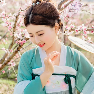 桃花樹下帶團(tuán)扇女生頭像，唯美古風(fēng)真人頭像