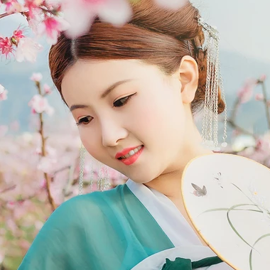 桃花樹下帶團(tuán)扇女生頭像，唯美古風(fēng)真人頭像