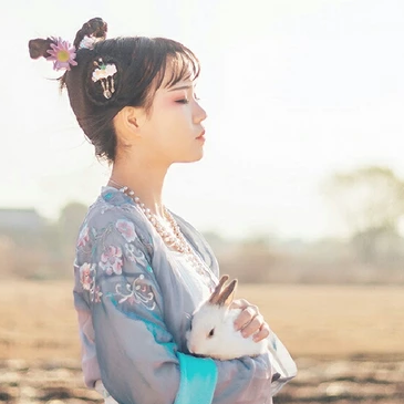 田園里提花籃女生頭像，唯美古風(fēng)真人頭像