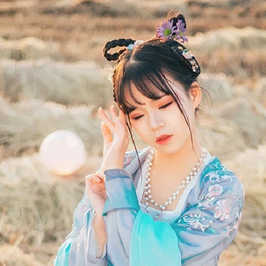 田園里提花籃女生頭像，唯美古風(fēng)真人頭像