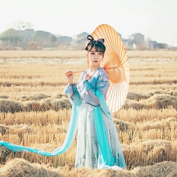 田園里提花籃女生頭像，唯美古風(fēng)真人頭像