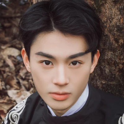 瀟灑帥氣男生帶折扇頭像，唯美古風真人頭像