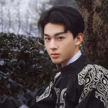 瀟灑帥氣男生帶折扇頭像，唯美古風真人頭像