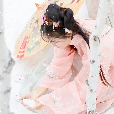 雪景帶傘紅衣女生頭像，唯美古風(fēng)真人頭像