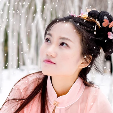 雪景帶傘紅衣女生頭像，唯美古風(fēng)真人頭像