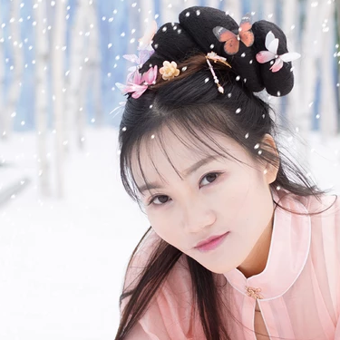 雪景帶傘紅衣女生頭像，唯美古風(fēng)真人頭像