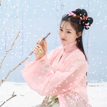 雪景帶傘紅衣女生頭像，唯美古風(fēng)真人頭像