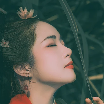 文藝紅衣帶傘女生頭像，唯美古風真人頭像