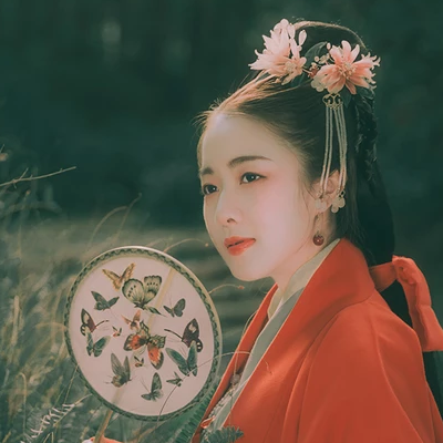 文藝紅衣帶傘女生頭像，唯美古風真人頭像