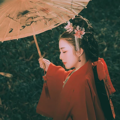 文藝紅衣帶傘女生頭像，唯美古風真人頭像