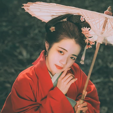 文藝紅衣帶傘女生頭像，唯美古風真人頭像