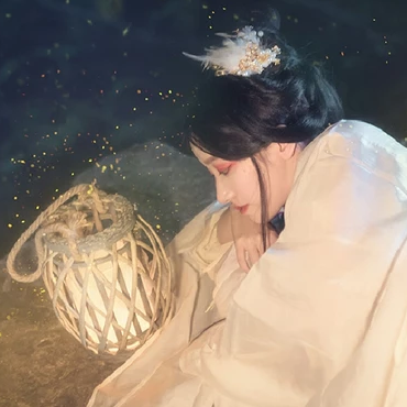 流螢白衣提燈少女頭像，唯美古風真人頭像