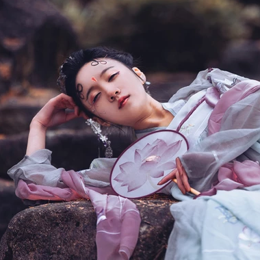 淡紫嬌艷帶團(tuán)扇女生頭像，唯美古風(fēng)真人頭像