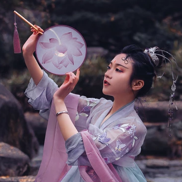 淡紫嬌艷帶團(tuán)扇女生頭像，唯美古風(fēng)真人頭像