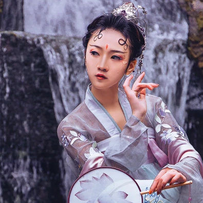 淡紫嬌艷帶團(tuán)扇女生頭像，唯美古風(fēng)真人頭像