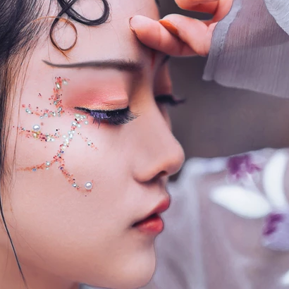 淡紫嬌艷帶團(tuán)扇女生頭像，唯美古風(fēng)真人頭像