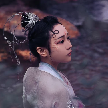 淡紫嬌艷帶團(tuán)扇女生頭像，唯美古風(fēng)真人頭像