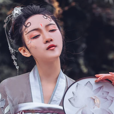 淡紫嬌艷帶團(tuán)扇女生頭像，唯美古風(fēng)真人頭像