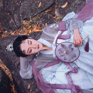 淡紫嬌艷帶團(tuán)扇女生頭像，唯美古風(fēng)真人頭像