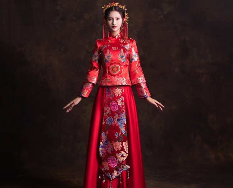 鳳戲牡丹圖案新娘結(jié)婚禮服，優(yōu)雅唯美中式禮服