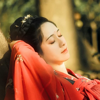 彼岸花團(tuán)扇紅妝紅衣頭像，唯美古風(fēng)真人頭像