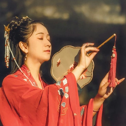 彼岸花團(tuán)扇紅妝紅衣頭像，唯美古風(fēng)真人頭像