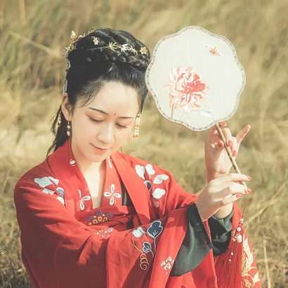 彼岸花團(tuán)扇紅妝紅衣頭像，唯美古風(fēng)真人頭像