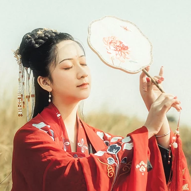 彼岸花團(tuán)扇紅妝紅衣頭像，唯美古風(fēng)真人頭像