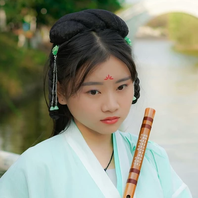 落花無(wú)情帶傘女生頭像，唯美古風(fēng)真人頭像