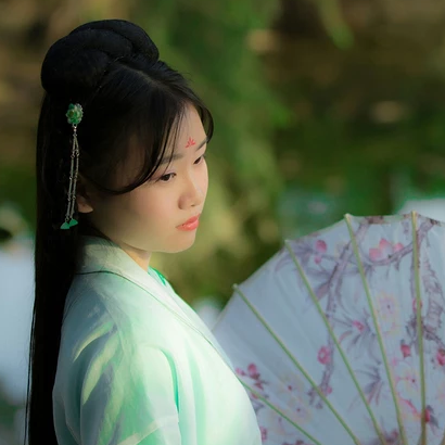 落花無(wú)情帶傘女生頭像，唯美古風(fēng)真人頭像