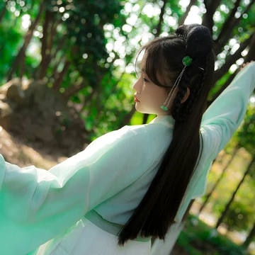 落花無(wú)情帶傘女生頭像，唯美古風(fēng)真人頭像