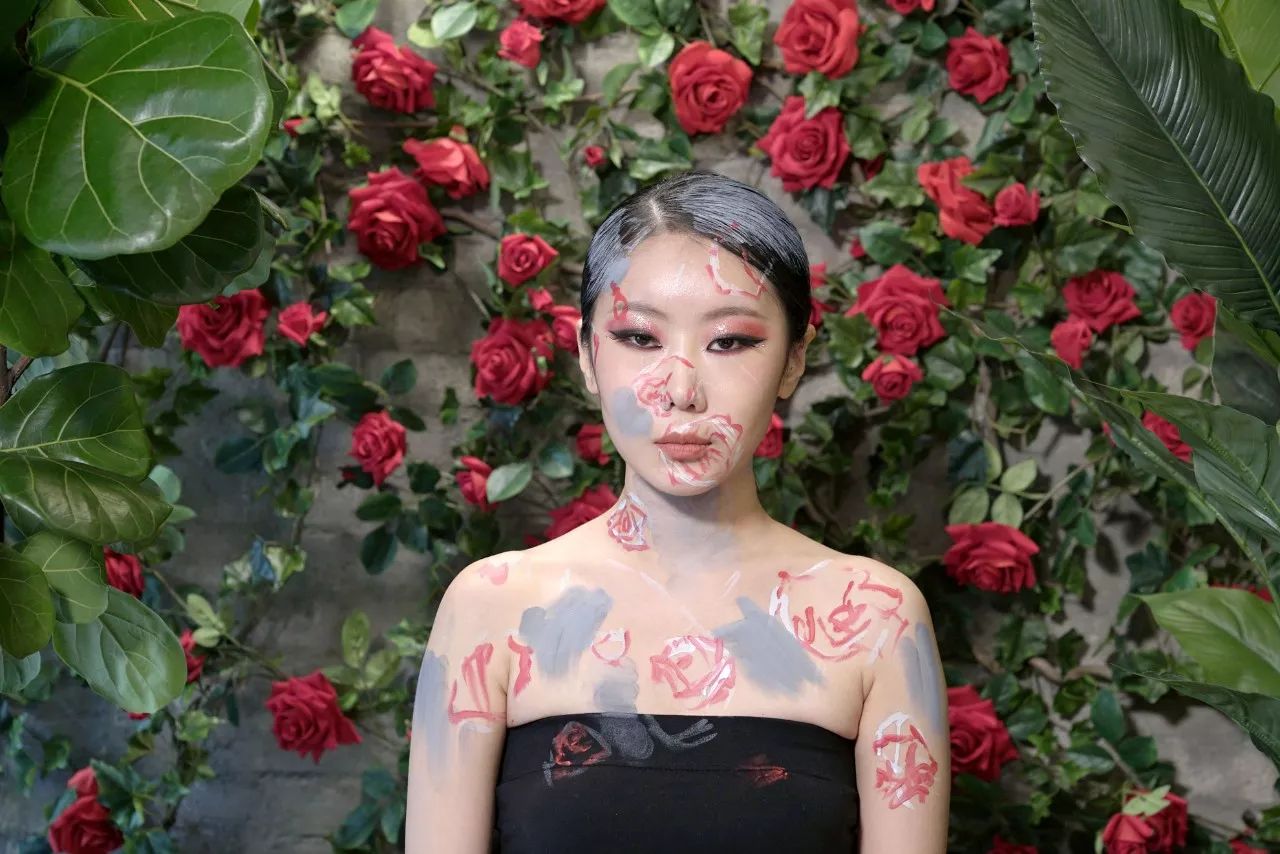 人體彩繪藝術(shù)：在皮膚上畫(huà)畫(huà)，美爆了!