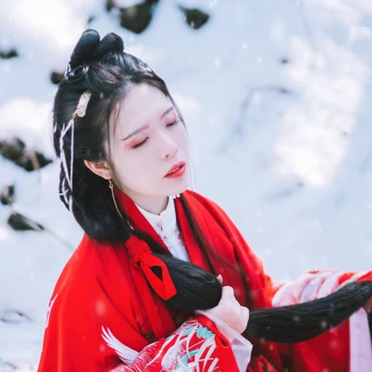 紅衣雪景女生頭像，唯美古風(fēng)真人頭像