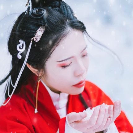 紅衣雪景女生頭像，唯美古風(fēng)真人頭像