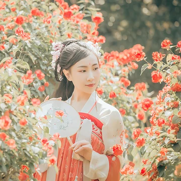 花開(kāi)帶團(tuán)扇女生頭像，唯美古風(fēng)真人頭像